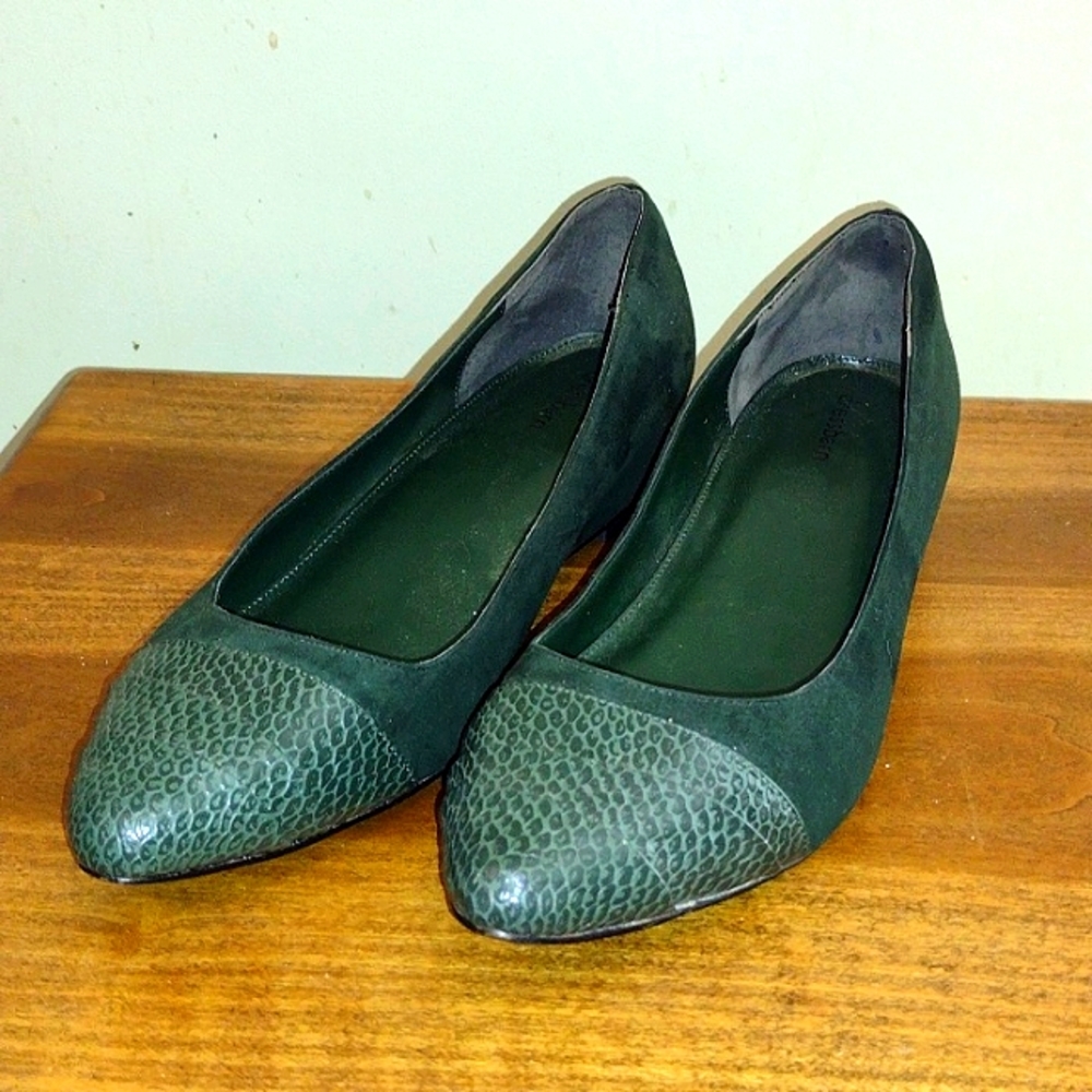 *NWT* kelly green suede shoes